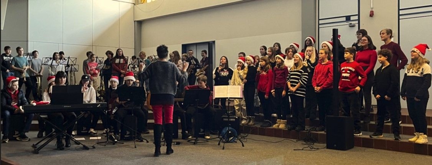 5e, 6a und 6e bei der Adventsfeier unserer Schule