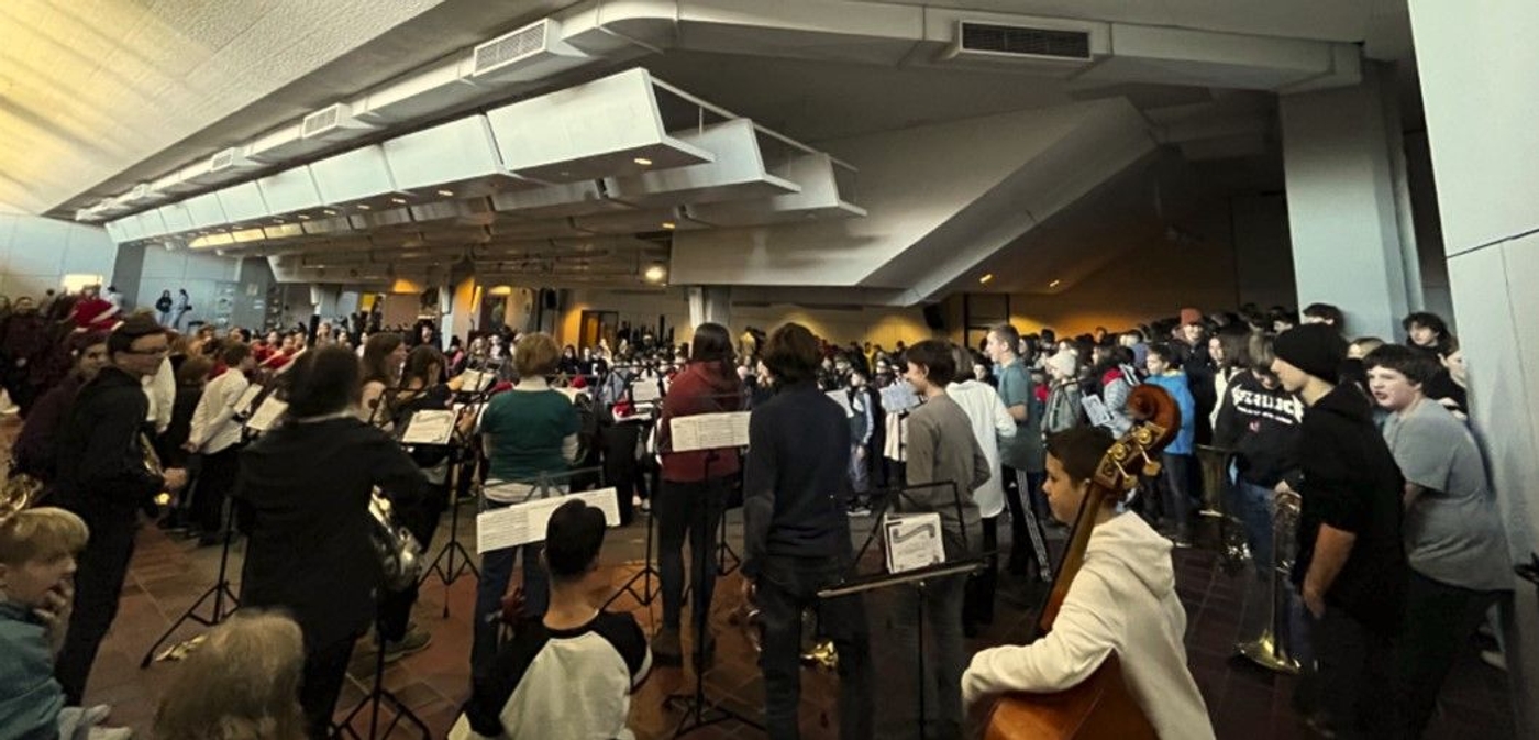 Schulchor, Schulband und Blasorchester in der Aula beim Pausenkonzert