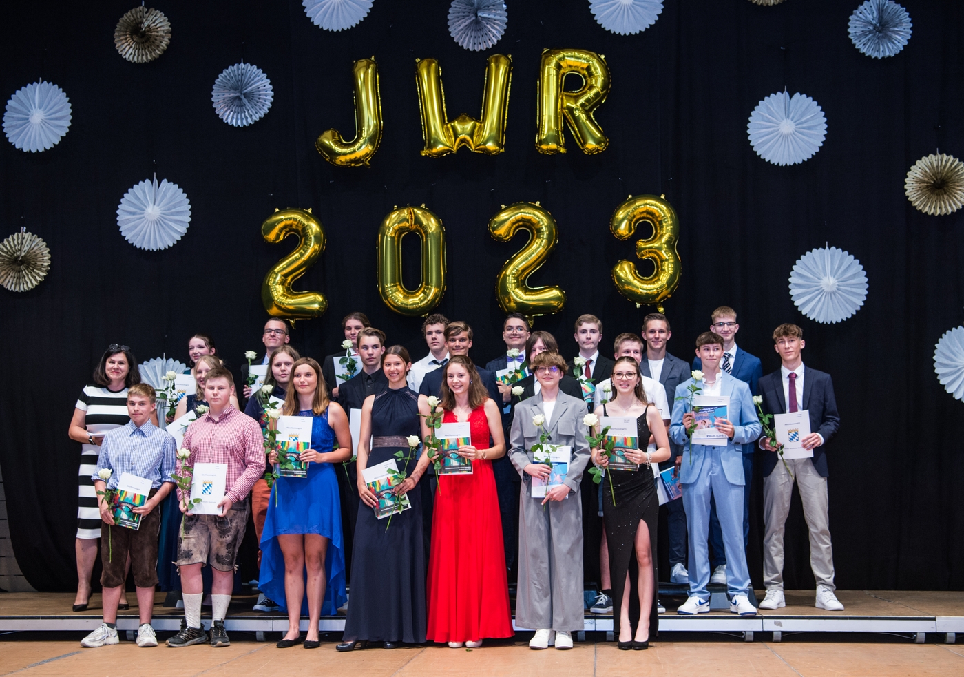Zeugnisse in der Hand