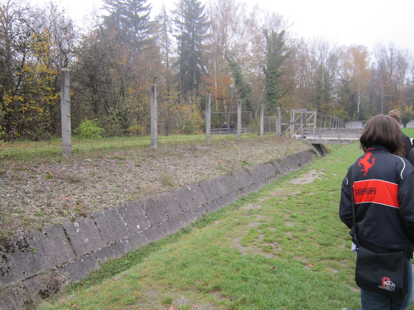 Der Zaun mit Graben davor