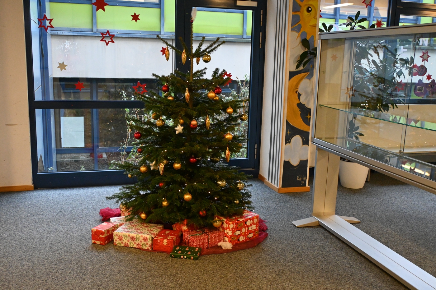 EB schenkt Christbaum - dekoriert