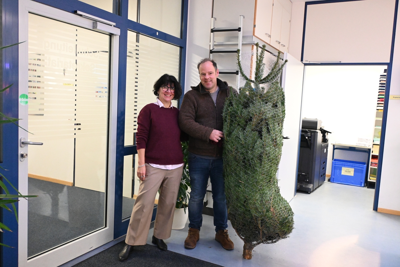 EB schenkt Christbaum