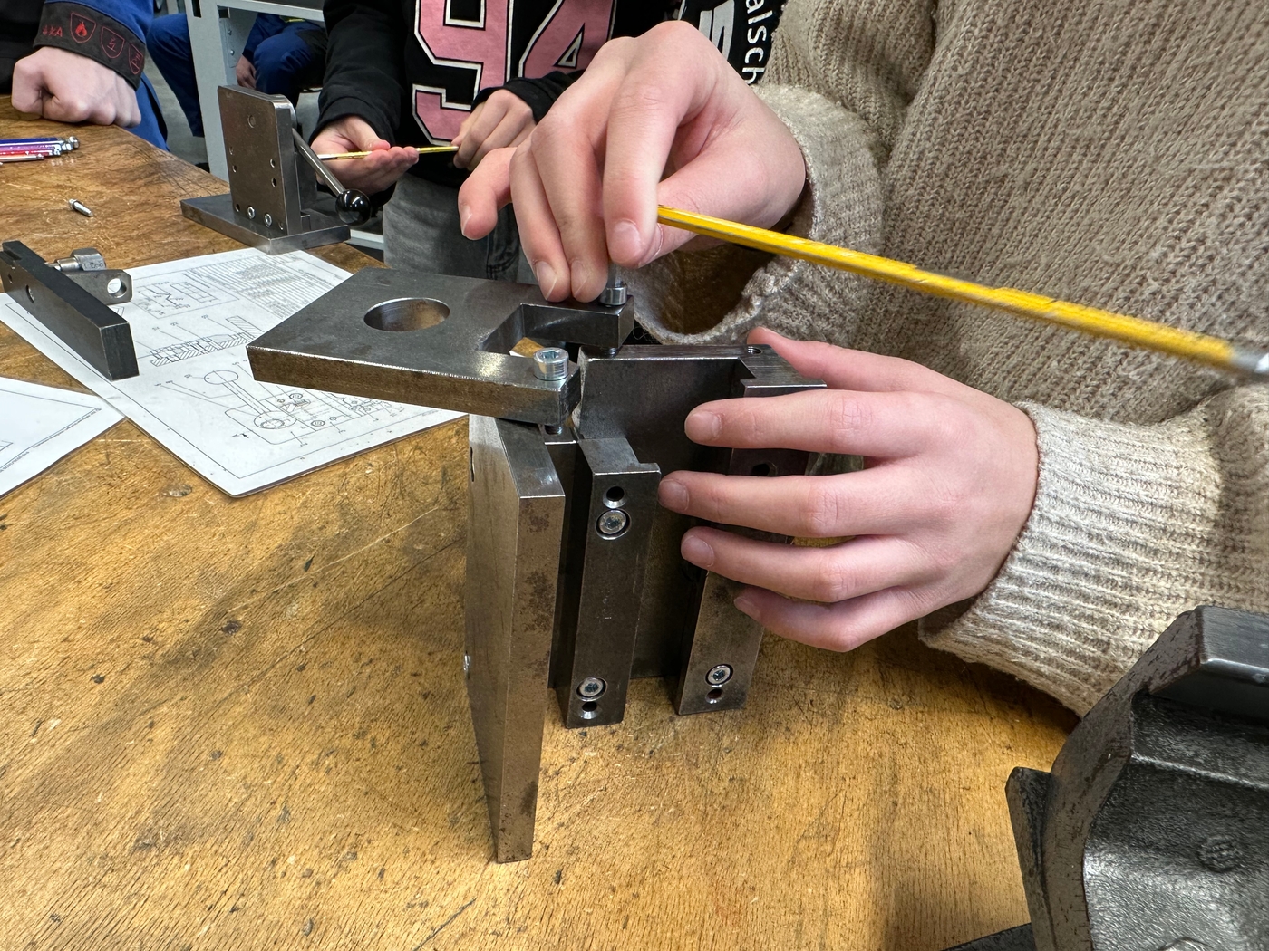 Schnuppern bei Fa. iwis - 6. Klassen