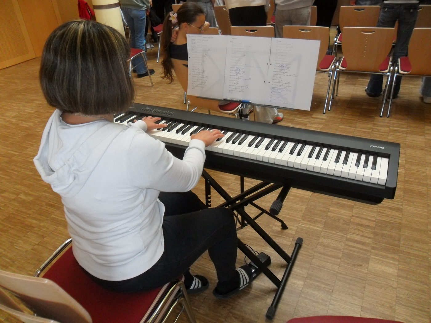 Keyboardbegleitung der Bandleaderin